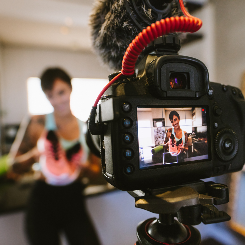 mulher adulta, gravando vídeo para o youtbe.