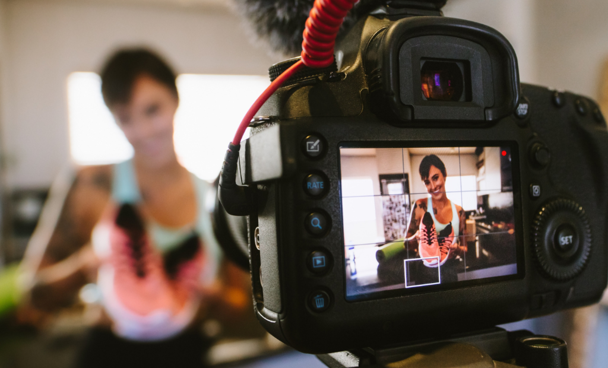 mulher adulta, gravando vídeo para o youtbe.